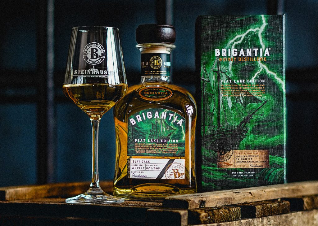BRIGANTIA Peat Lake Edition Whiskyflasche – limitierter rauchiger Single Malt vom Bodensee, 7 Jahre gereift im Islay-Fass.