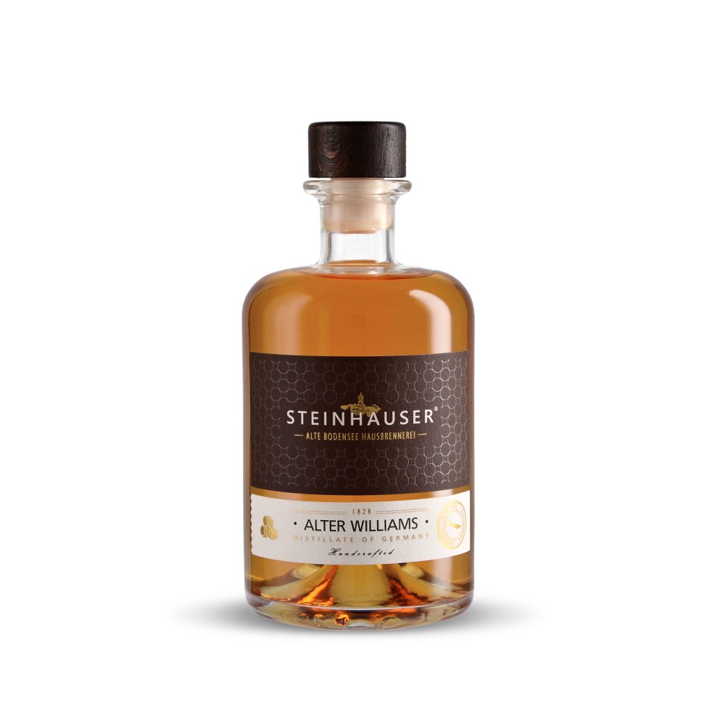Williams Christ Birnenbrand im Maulbeerfass – Falstaff Spirits Special 2025: Alter Williams 98 P, goldene Farbe, Vanille- und Röstaromen, Noten von Grapefruit und Zitrus.