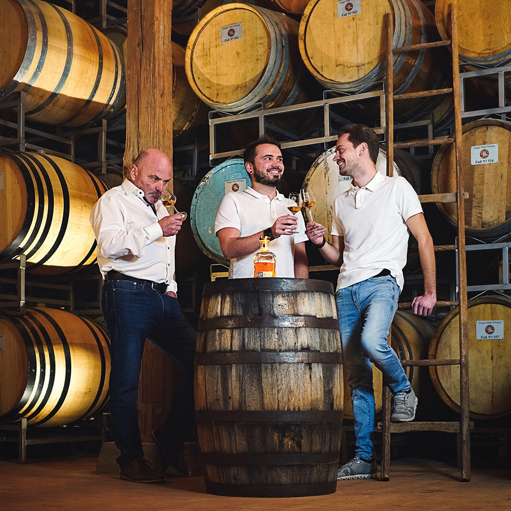 Die Auszeichnung „Best Whisky Destillerie“ steht für unsere Leidenschaft, Qualität und echtes Whisky-Handwerk.