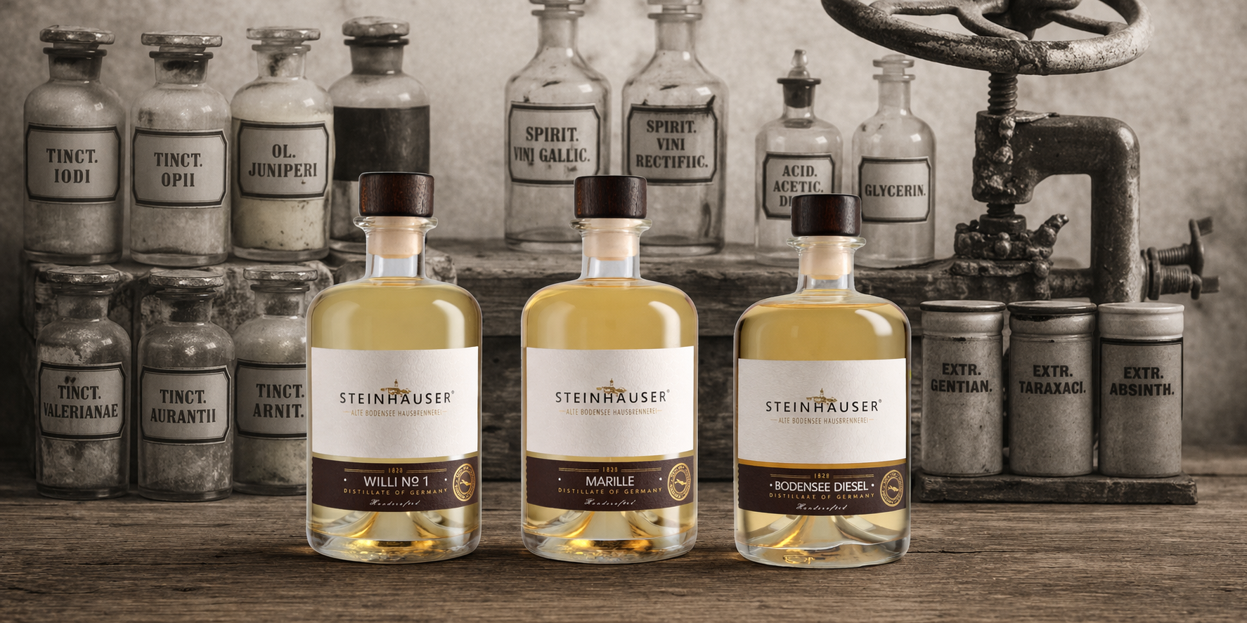 Steinhauser Edeldestillate Williams, Marille und Bodensee Diesel vor historischen Apothekerflaschen