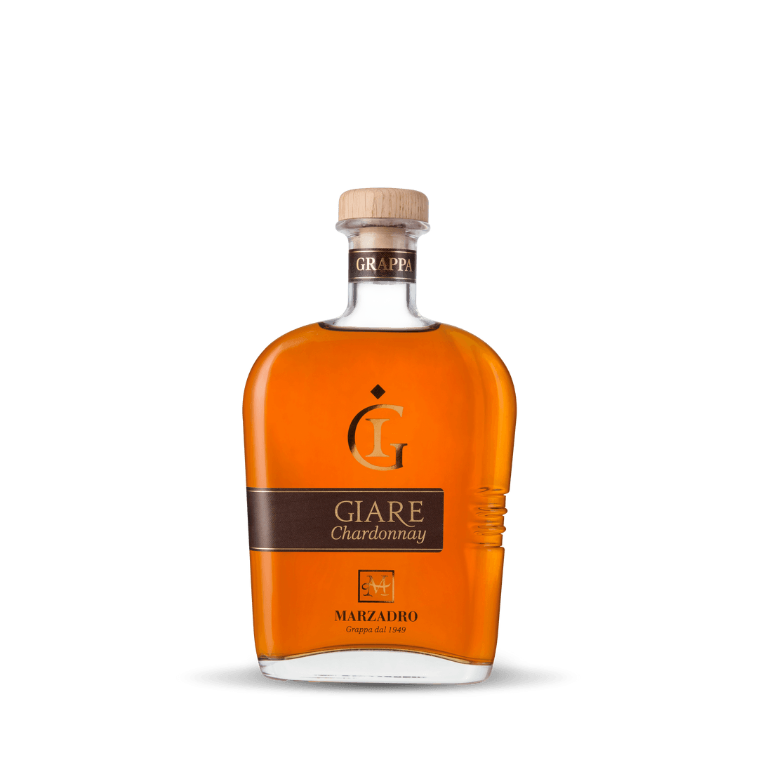 Der Marzadro Giare Chardonnay Grappa wird aus ausgewähltem Chardonnay-Trester hergestellt und reift 36 Monate in Holzfässern. Die lange Lagerung verleiht ihm eine elegante Balance aus fruchtigen Chardonnay-Aromen, feinen Vanille- und Holznoten sowie einem besonders weichen, harmonischen Abgang. Ein Premium-Grappa aus Italien für anspruchsvolle Genießer.