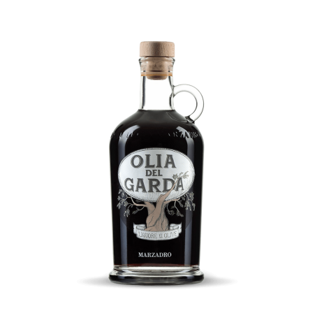 Der Marzadro Olia del Garda Oliven Likör bringt mediterranen Genuss ins Glas. Die besondere Likörspezialität von Marzadro greift den unverwechselbaren Charakter der Olive auf und verbindet ihn zu einem außergewöhnlichen Genusserlebnis. Eine spannende Alternative zu klassischen Likören und ideal für Genießer, die italienische Spezialitäten und besondere Aromen schätzen.